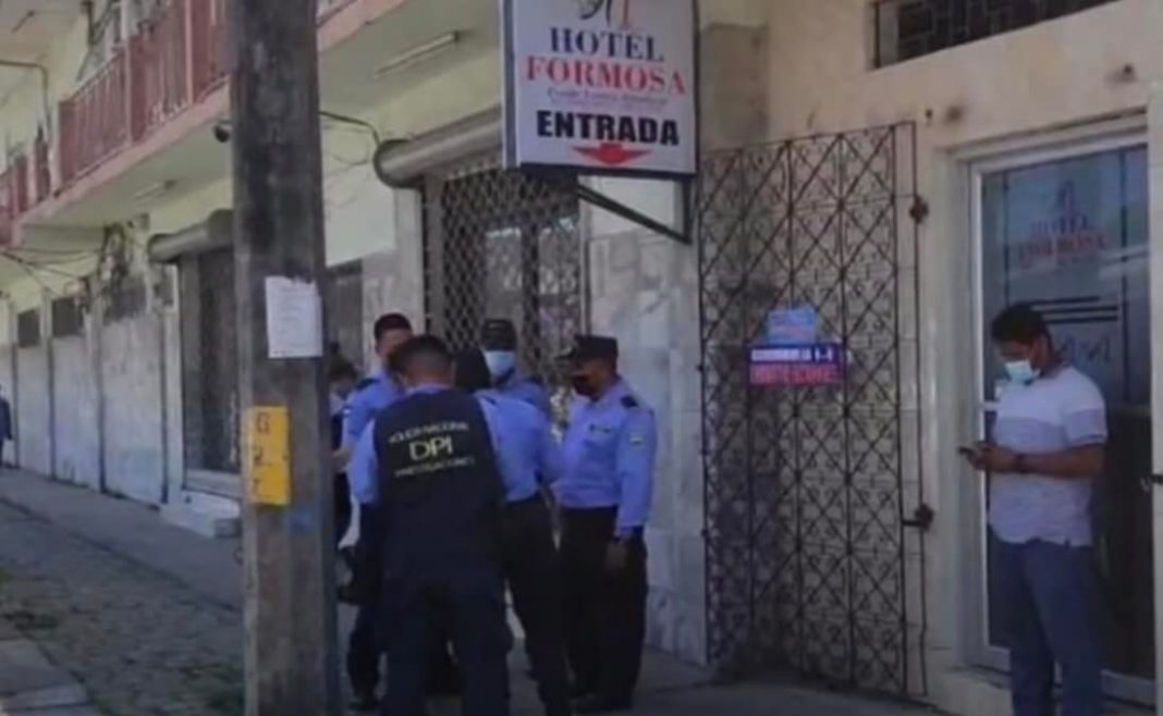 mujer muerta en hotel de Puerto Cortés