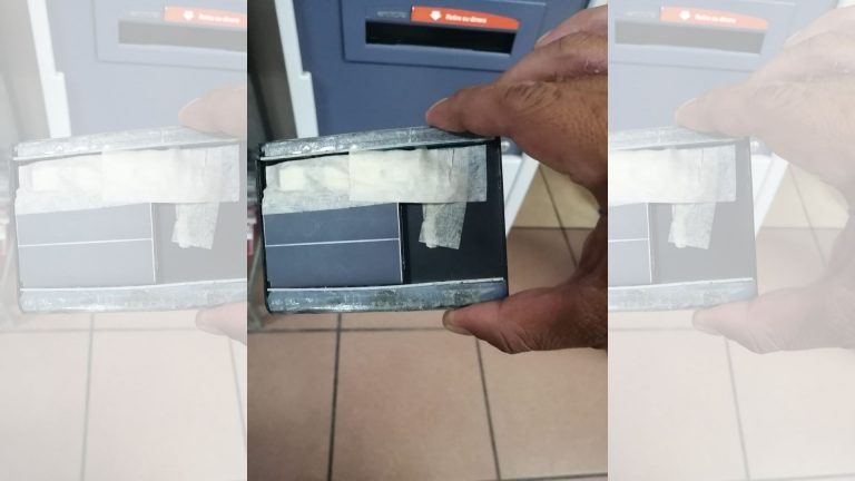 dispositivo que clona tarjetas en cajero