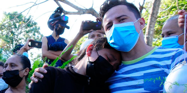 padres exigen aclarar caso de su hija