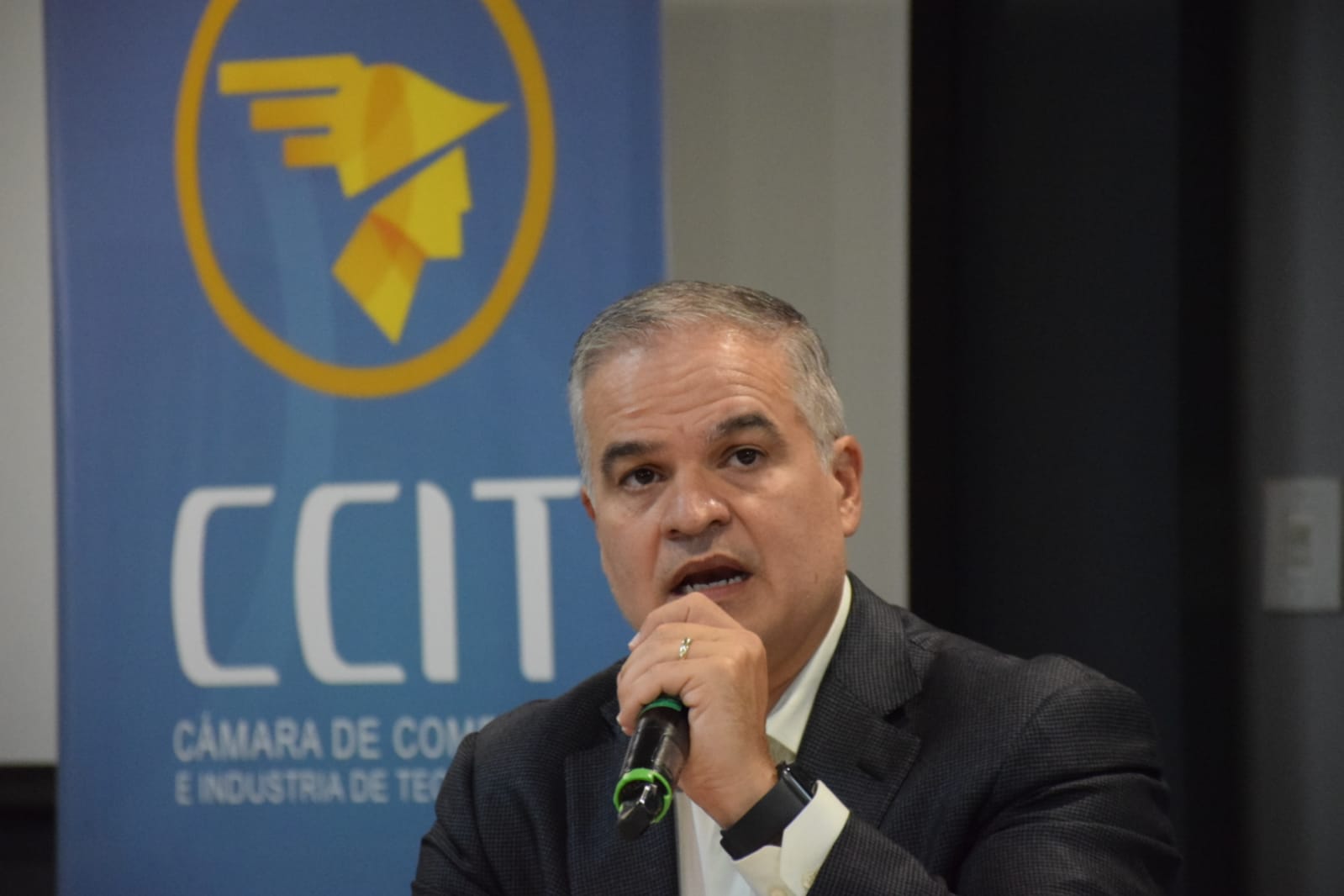 El empresario dijo mediante una conferencia de prensa que los discursos del gobierno están afectando la imagen del país.