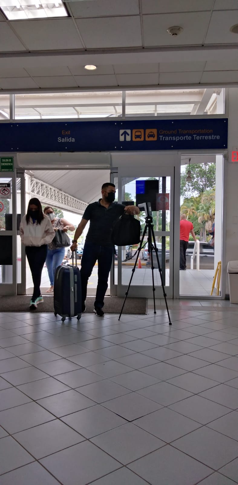 Pasajeros llegando al aeropuerto de La Ceiba.