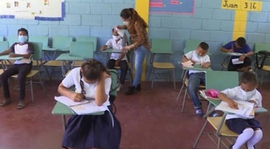 Daniel Sponda conoció las buenas prácticas que ha acatado El Salvador en educación.