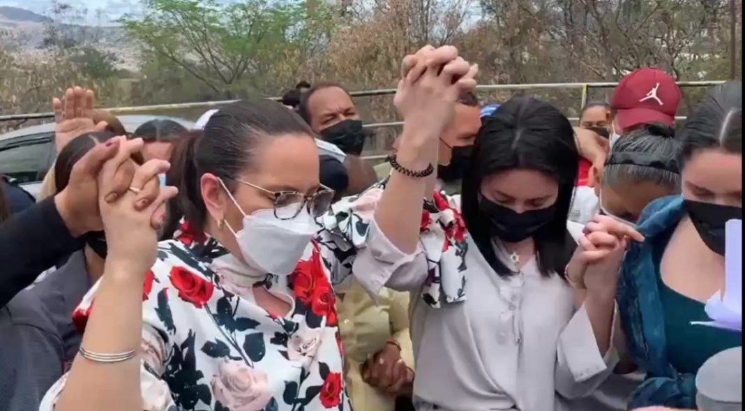 Ana García y sus hijas orando CSJ