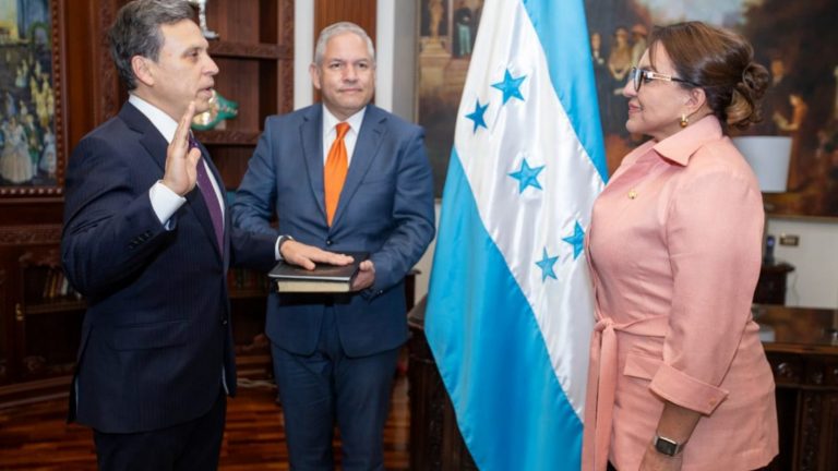 doctor Carlos Aguilar embajador