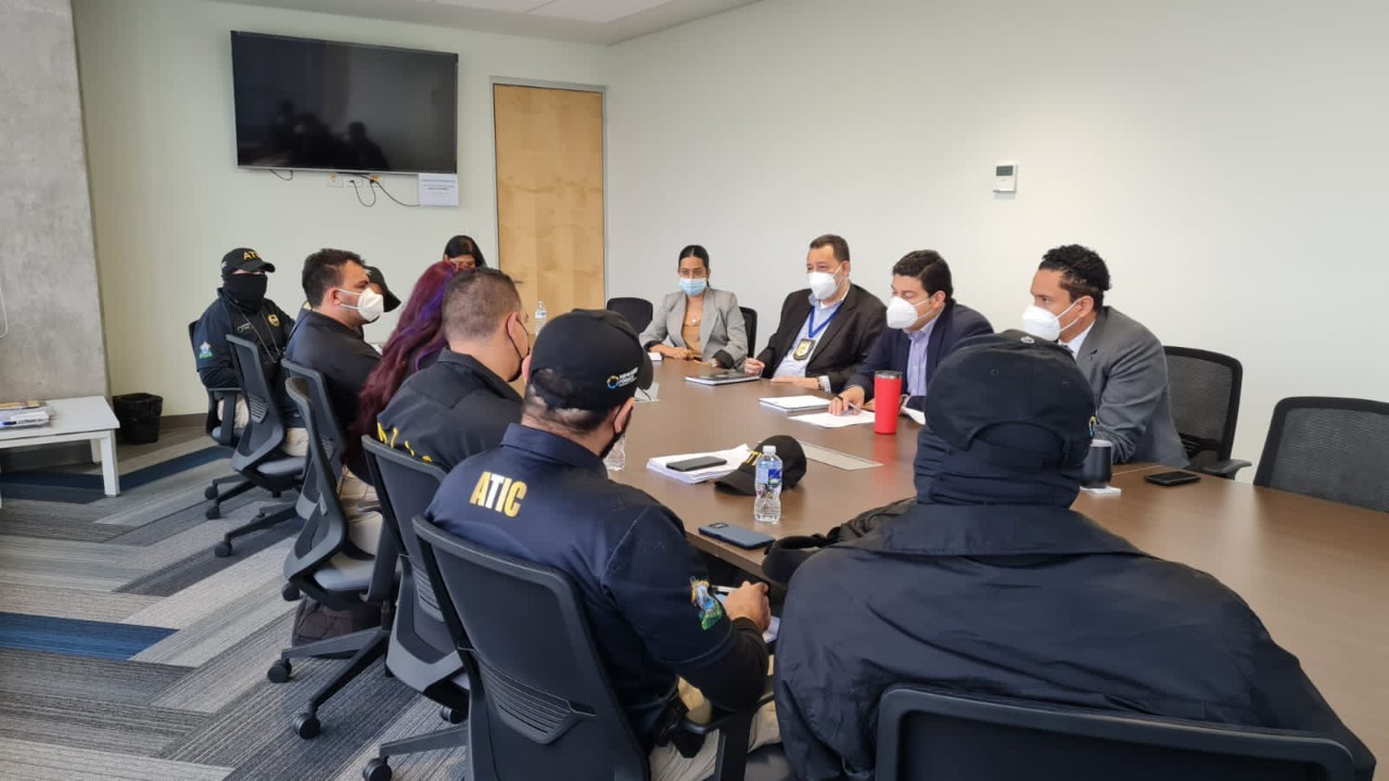 Los agentes de la ATIC se reunieron con las autoridades del SAR para explicarles la situación.