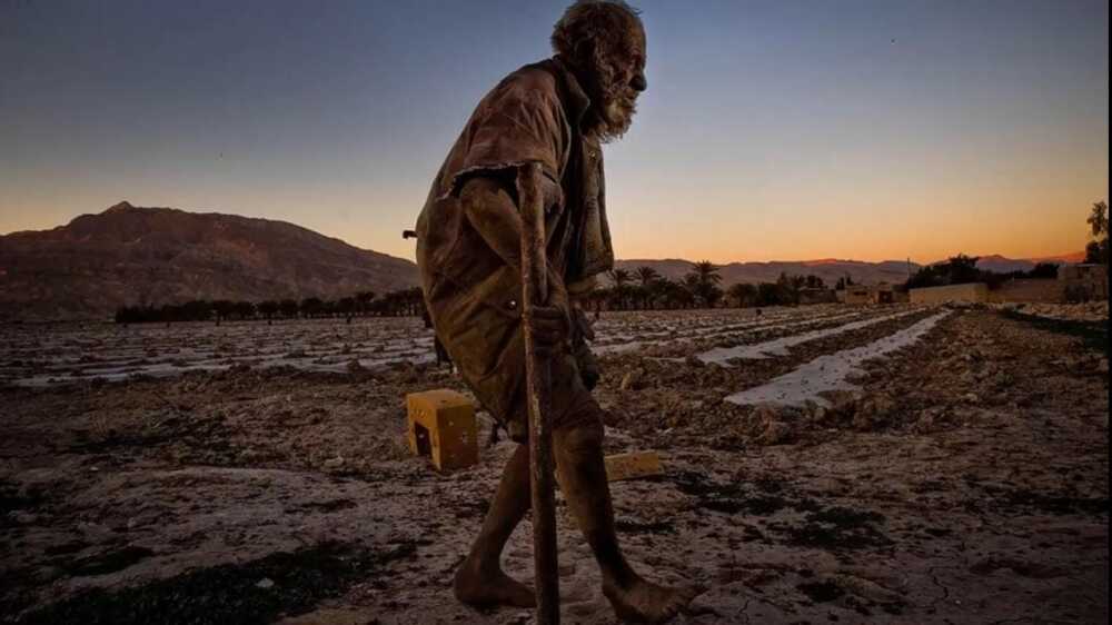 hombre años sin bañarse