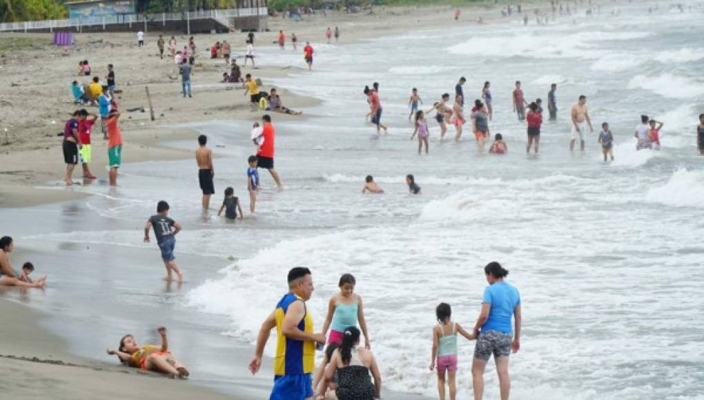 En los fines de semana las familias están aprovechando para llegar a las playas y disfrutar.