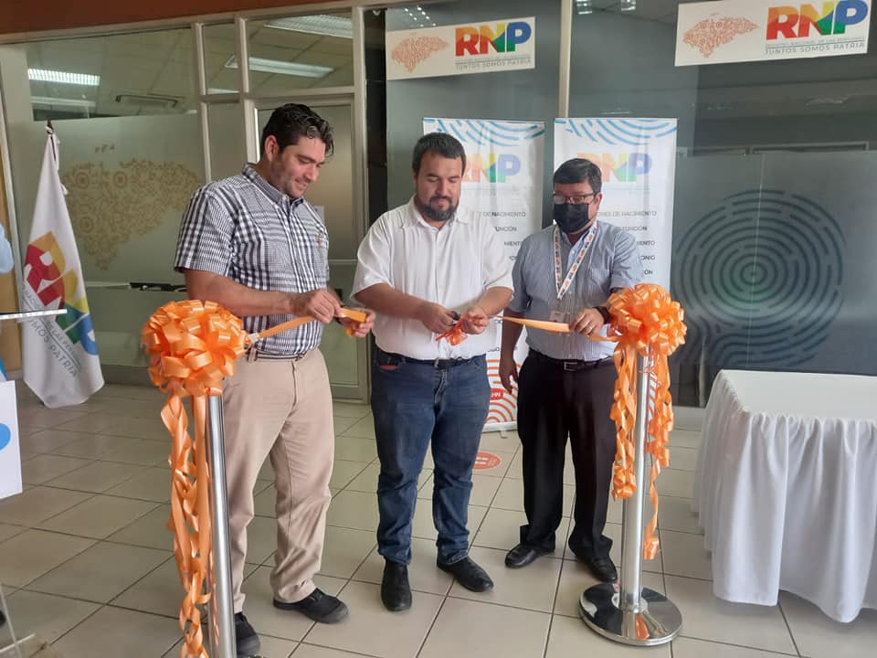 Momento en que cortan el listón para inaugurar una de las oficinas auxiliares del RNP.
