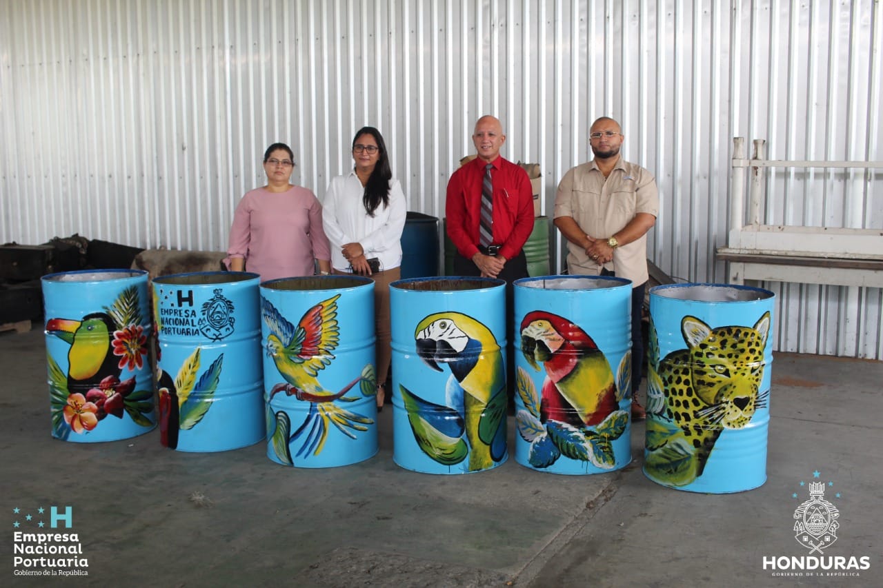 En la inauguración presentaron varios barriles de basura decorados con artes de animales.