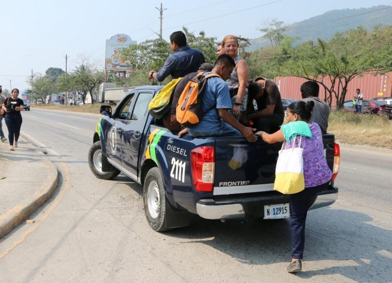 patrullas transportan gente en SPS