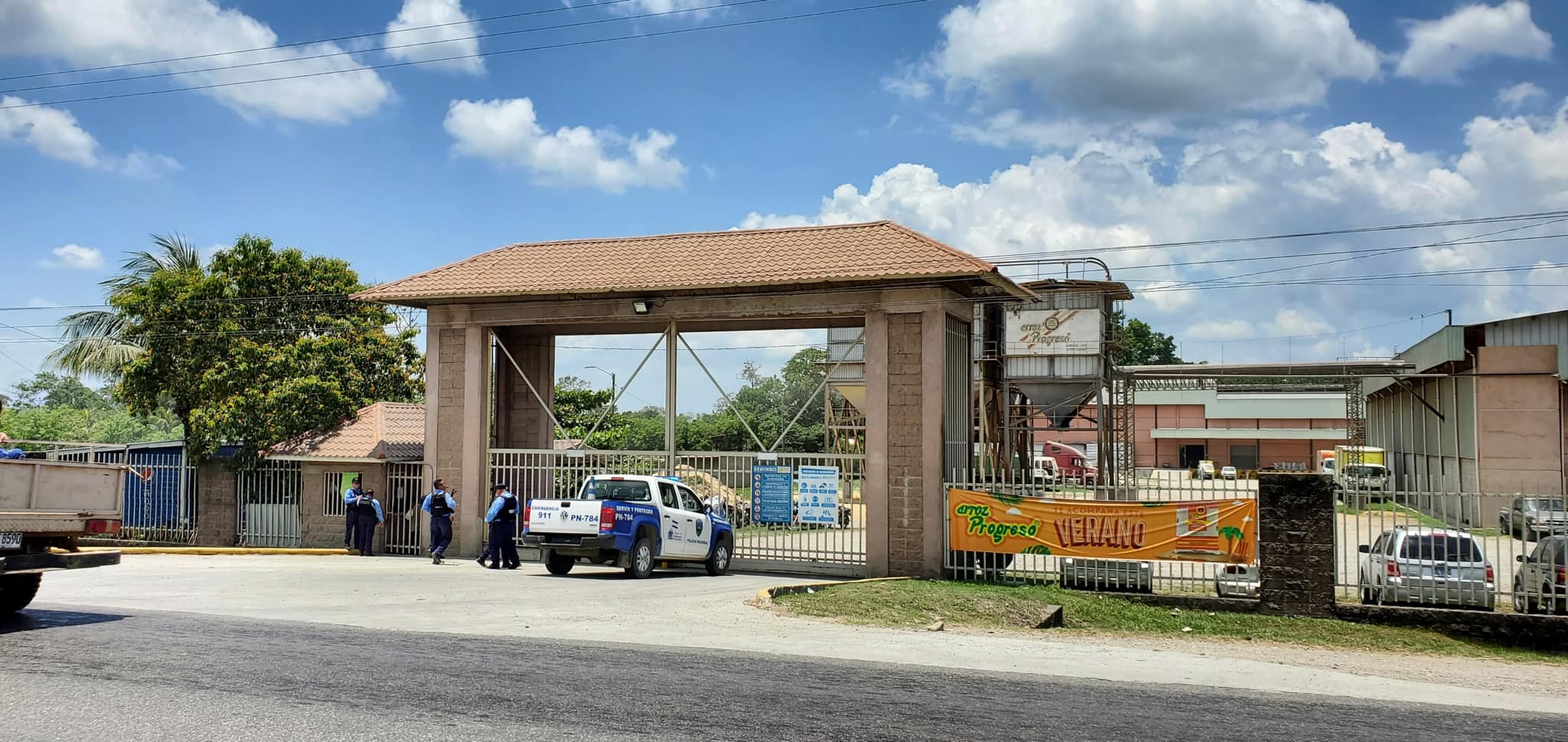 Autoridades presentes en la empresa Arroz Progreso.
