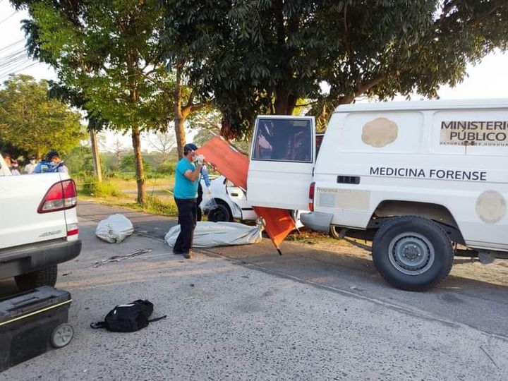 Momento en que los médicos forenses hacen el levantamiento de los cuerpos.
