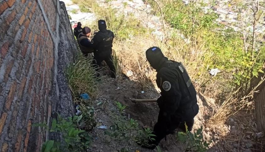 Hallan cadáver en fosa clandestina
