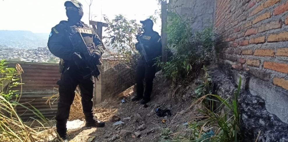 Hallan cadáver en fosa clandestina