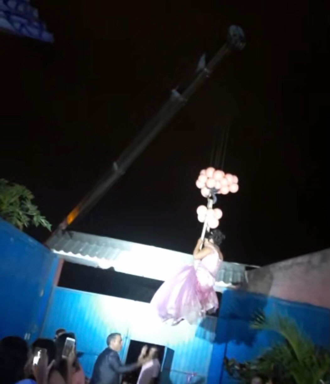 quinceañera épica entrada grúa