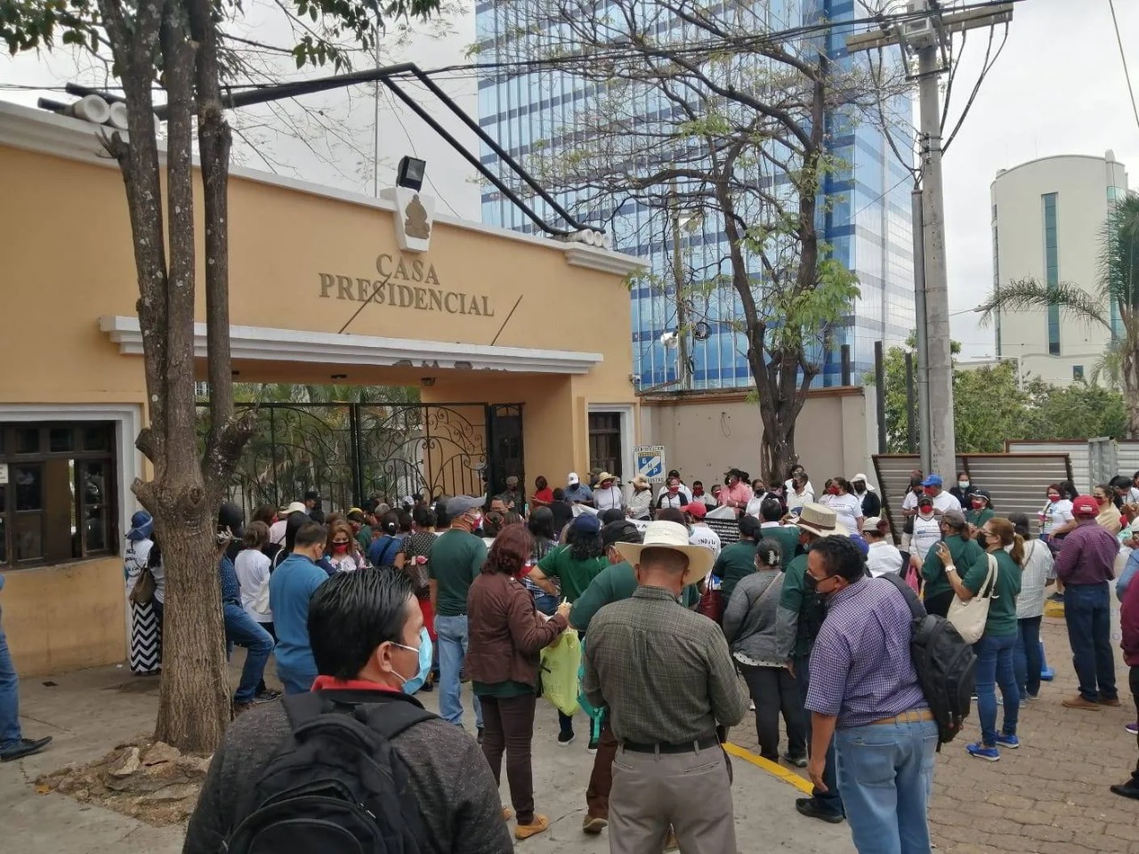 protestan contra cancelación de carreras