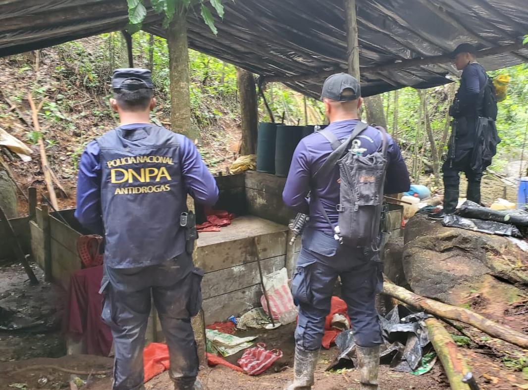 Autoridades llegaron hasta la zona y encontraron los narcolaboratorios.