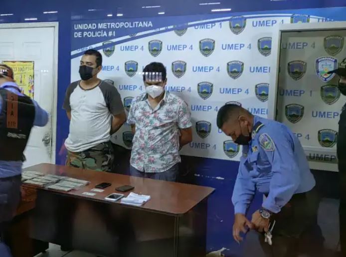 capturan hombres 22 mil dólares