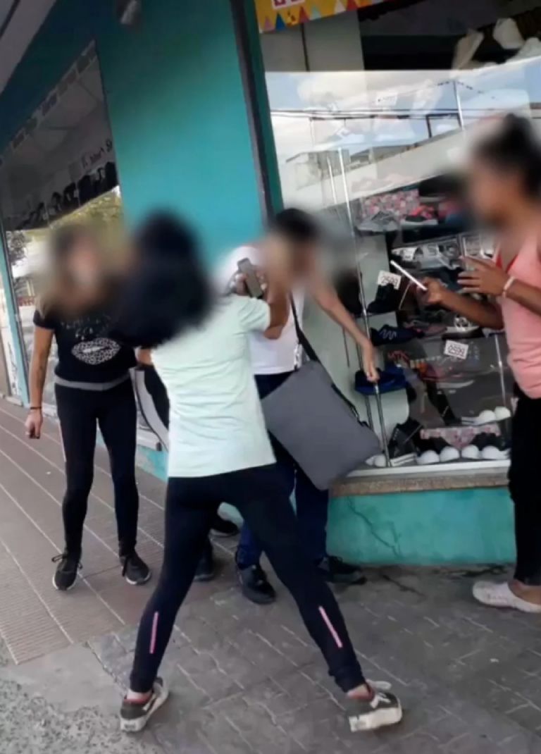Madre golpea a acosador de su hija