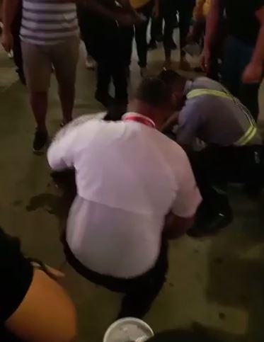 Antes que llegara la ambulancia le practicaron primeros auxilios al hondureño.