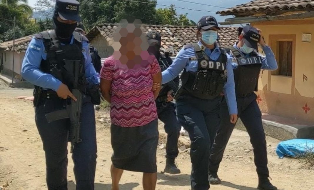 Mujer proxeneta en El Paraíso