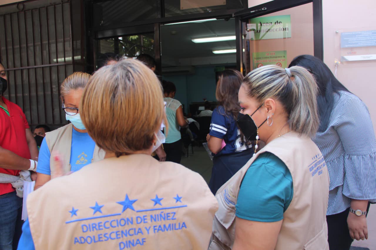 rescatan menor que obligaban a pedir dinero