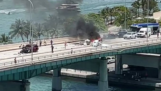 Avión se estrella en puente