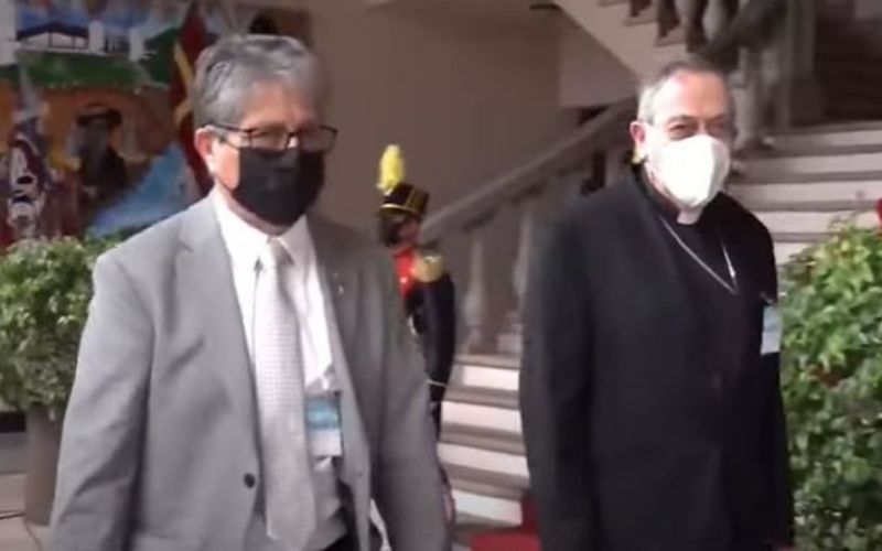 Rodríguez no brindó ninguna declaración mientras hacía su ingreso a Casa Presidencial.