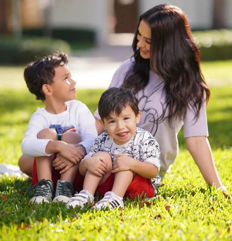 Ana Jurka junto a sus hijos.