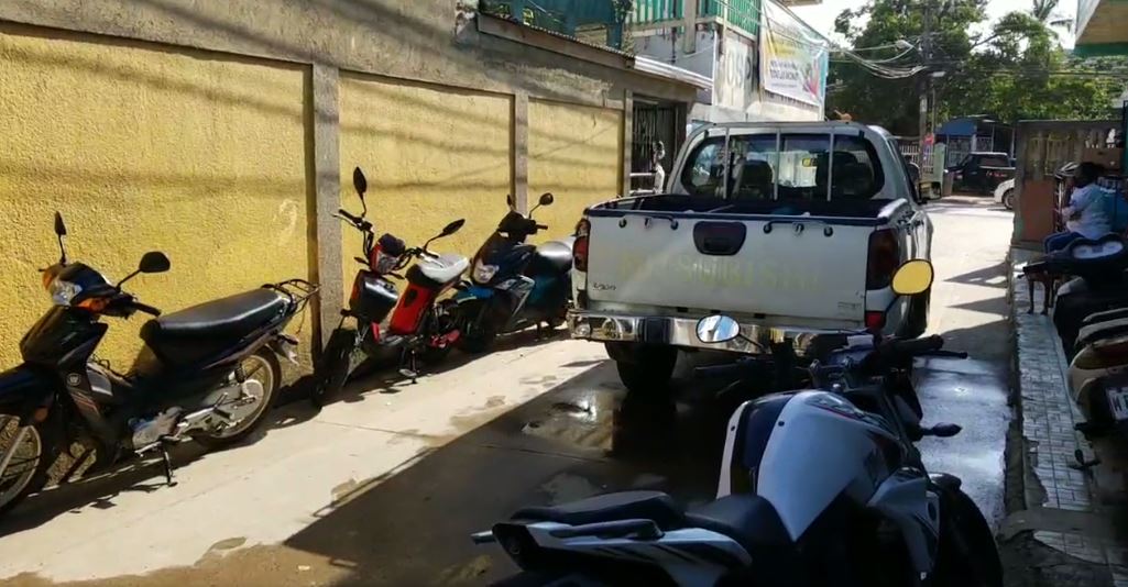 Autoridades llegaron al centro asistencial para tomar declaraciones de las personas que movilizaron a la víctima.