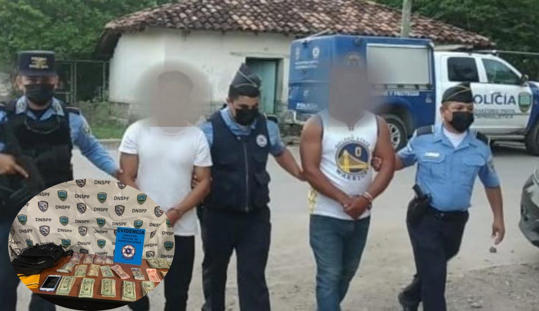 Hombres con dólares aduana Amatillo
