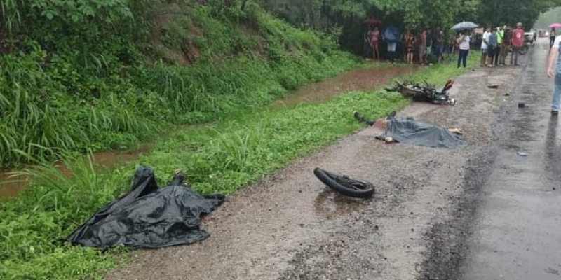 Los cuerpo sin vida quedaron tirado en la orilla de la calle.
