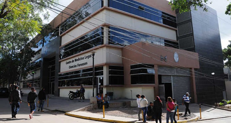 El cuerpo ingresó a la morgue capitalina donde se desarrolló la respectiva autopsia.
