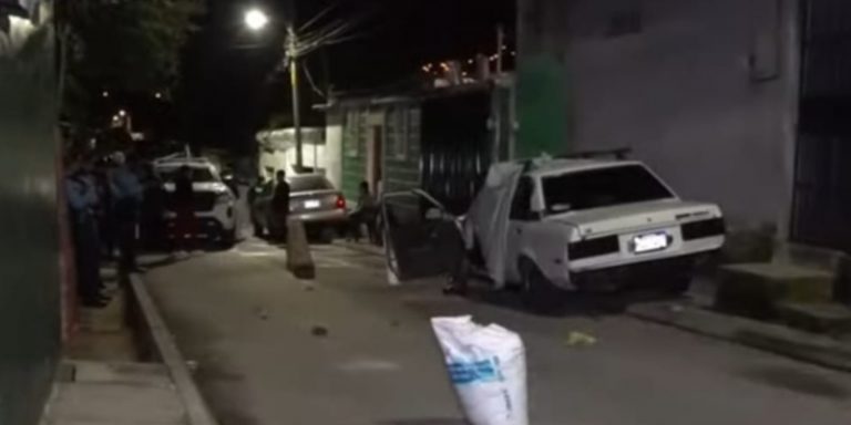 Hombre muerto en carro Flor del Campo