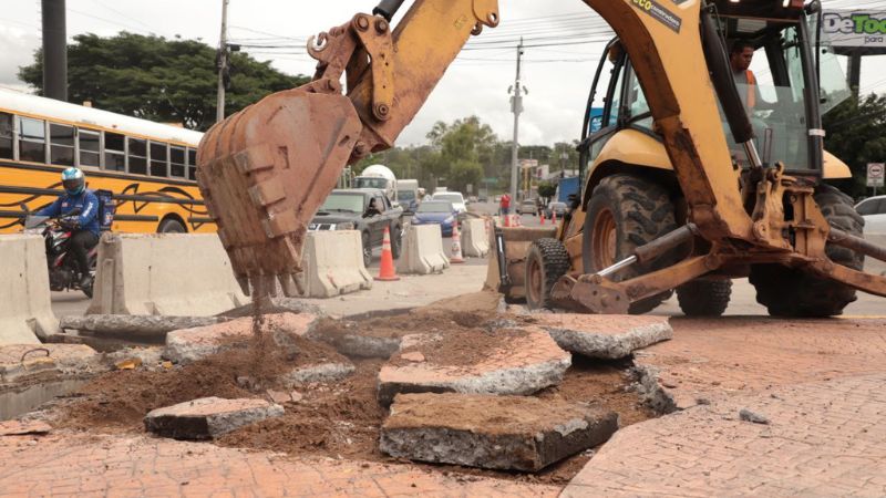demolición rotonda colonia Loarque