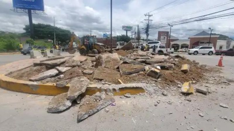 demolición rotonda colonia Loarque