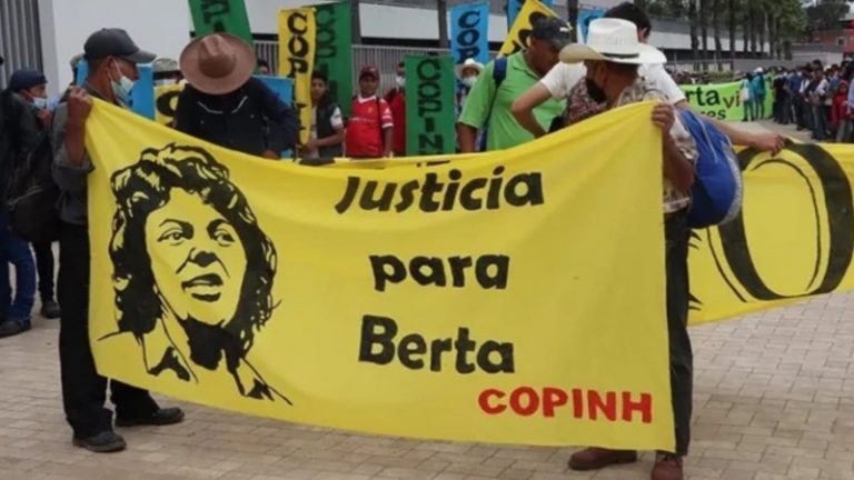 Miembros del copinh en el congreso