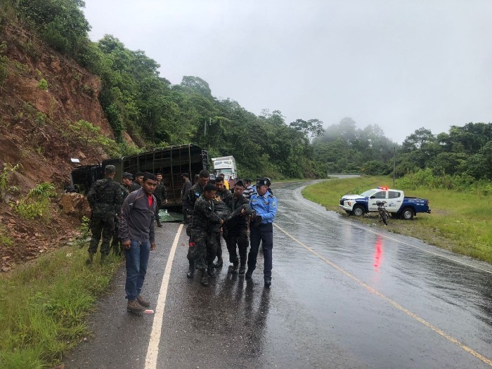 militares heridos tras volcar camión
