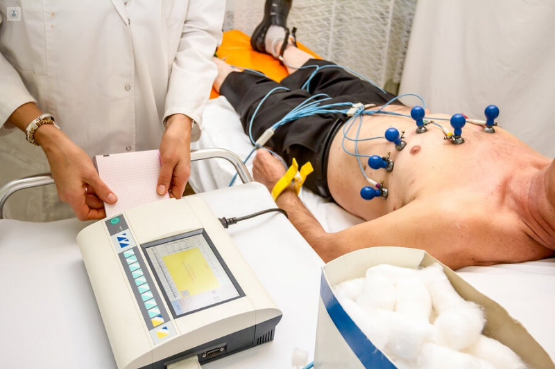 El electrocardiograma se realiza para el diagnóstico diferencial y así descartar patologías cardiovasculares.