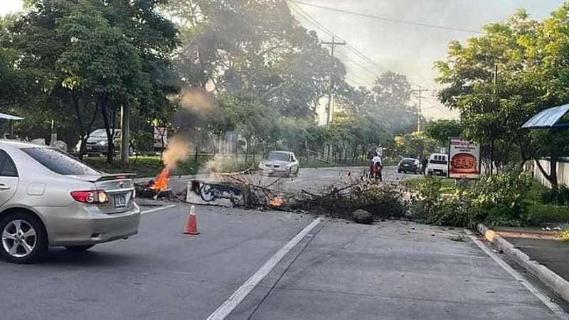Los pobladores colocaron ramas y las quemaron para evitar el paso vehicular.