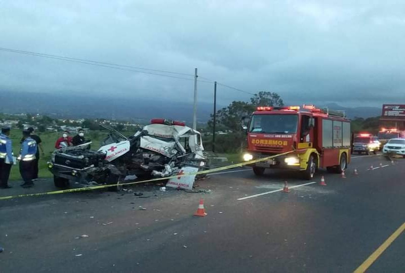 choque entre ambulancia y rastra en ca-5