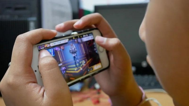Niño jugando Free Fire
