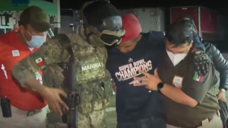 hallan tráiler con migrantes en México