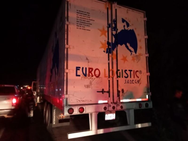 hallan tráiler con migrantes en México