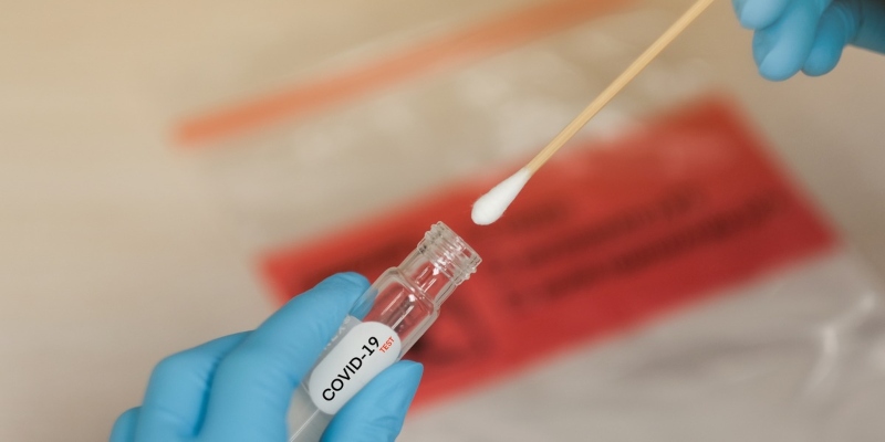 pruebas negativas de COVID con síntomas