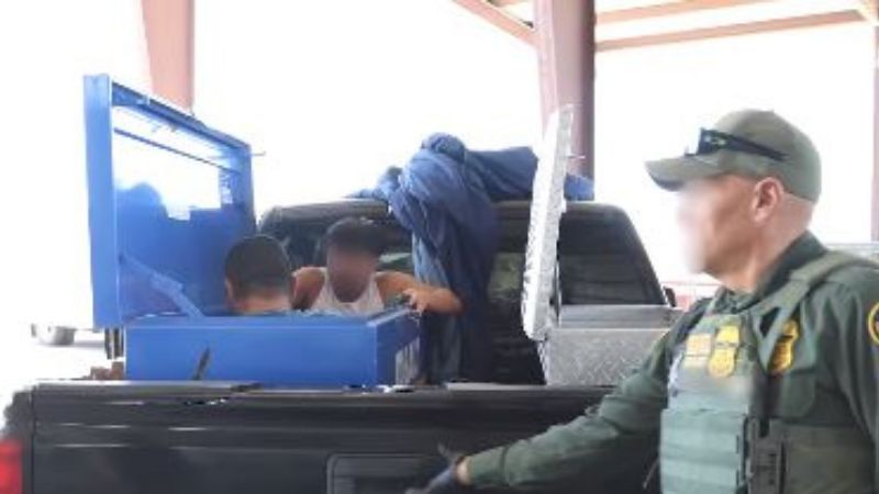 migrantes hondureños en caja de herramientas