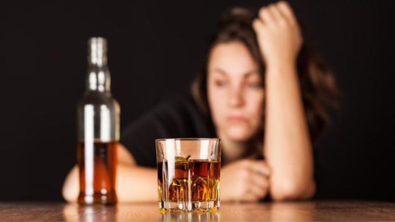Hombre muere beberse alcohol minutos