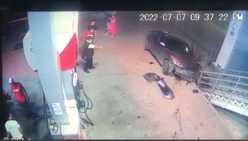El vehículo quedó destruido de su parte delantera.