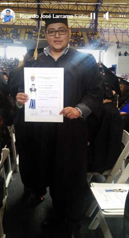 Fotografía de Ricardo José Larrama, en 2017, cuando se graduó de licenciado en Enfermería.