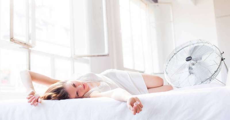 dormir con ventilador por la noche